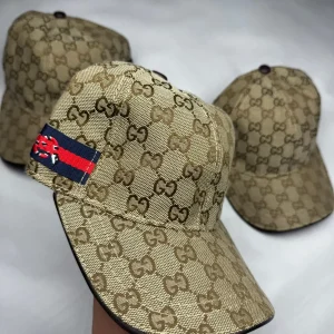 Gorra gucci marron logos marron detalles azules y rojo