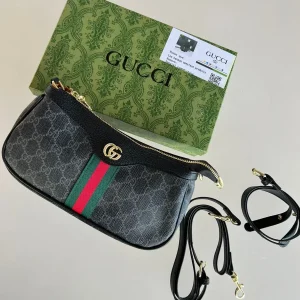 Bolso Gucci negro detalles verdes y rojos logo dorado